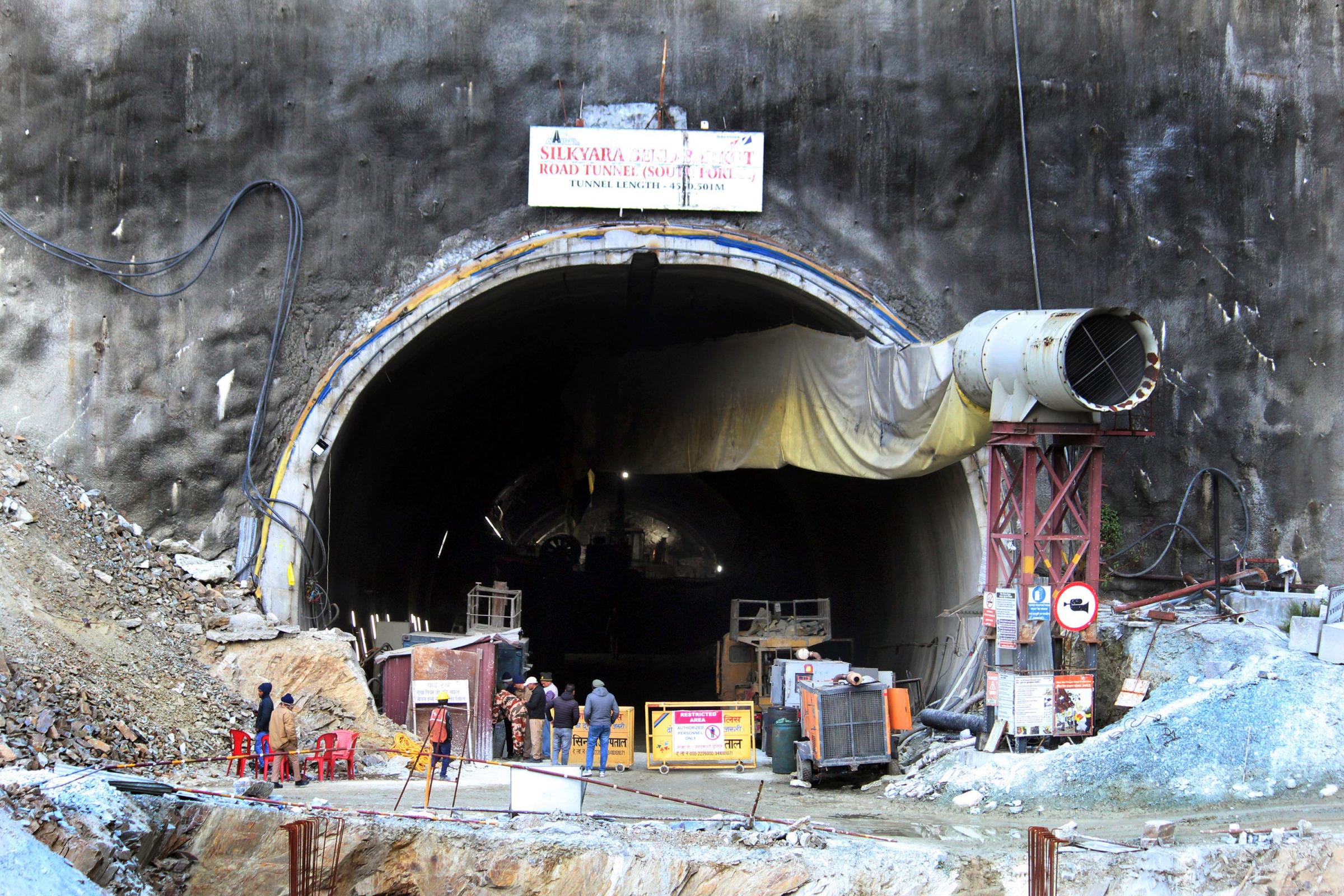 Officials consider other rescue plans to reach trapped workers in India - Vimarsana News
