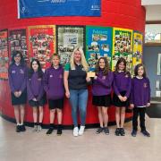Mhairi Stewart presents checue to pupils at Kingsland  Primary School