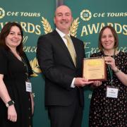 Leanne Johnstone (left) and Jill Paterson accept the award from Stephen Cotter, MD of CIE Tours